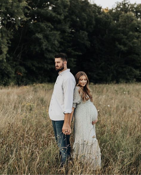 Maternity Pics Outside, Maternity Outdoor Photography, Pregnate Photoshoot Outdoor, Spring Outdoor Maternity Photos, Maternity Session Outdoor, Maturity Photoshoot Ideas Couple, Pregnant Outdoor Photography, Bench Maternity Pictures, Maternity Photo Shoot Ideas Field