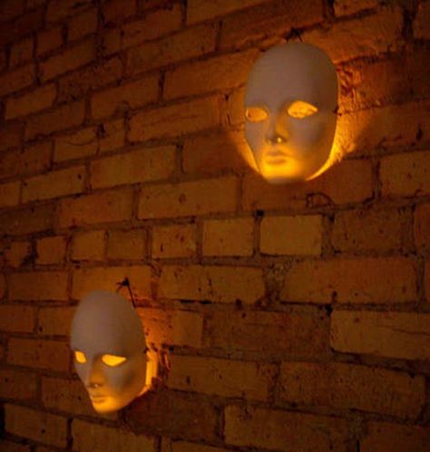 Glowing Masks Cheap Halloween Diy, Diy Halloween Dekoration, Apartment Halloween, Halloween Decorations Outdoor, Fairy Halloween Costumes, Casa Halloween, Halloween Props Diy, Homemade Halloween Decorations, Creepy Decor