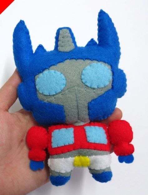 Optimus fieltro Transformers Gift Ideas, Easy Diy Gifts, Crafty Gifts, Optimus Prime, Diy Keychain, Felt Animals, Felting Projects, Felt Crafts, Holiday Crafts