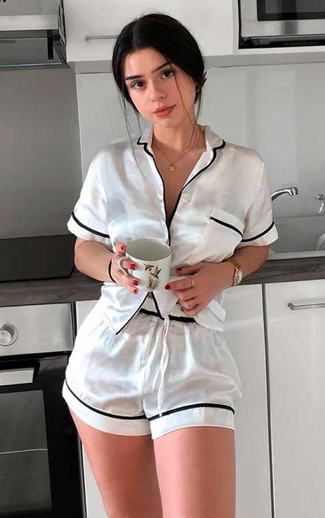 Look pijama: 13 combinações para usar em casa - Guita Moda. Conjunto de cetim branco, pijama de cetim branco com detalhes preto Modele Fitness, Pajama Fashion, Sleepwear Fashion, Cute Sleepwear, Smink Inspiration, Cute Pajamas, Lingerie Outfits, Pretty Lingerie, Women Nightwear