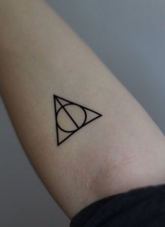 Tattoo Harry Potter Deathly Hallows, Deathly Hallows Harry Potter Tattoo, Tiny Deathly Hallows Tattoo, Small Deathly Hallows Tattoo, Simple Deathly Hallows Tattoo, The Deathly Hallows Tattoo, Harry Potter Simple Tattoo, Harry Potter Small Tattoo Ideas, Harry Potter Hand Tattoo