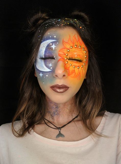 Artistic makeup sun & moon #sun #moon #sunmakeup #moonmakeup #sun&Moon #solelua #maquiagem #maquiagemartistica #artisticmakeup #makeup Sun And Moon Face Paint, Sun Face Paint, Sun And Moon Makeup, Sun Face Painting, Moon Makeup, Moon Costume, Prom Eye Makeup, Sun Painting, Halloween Costumes Friends