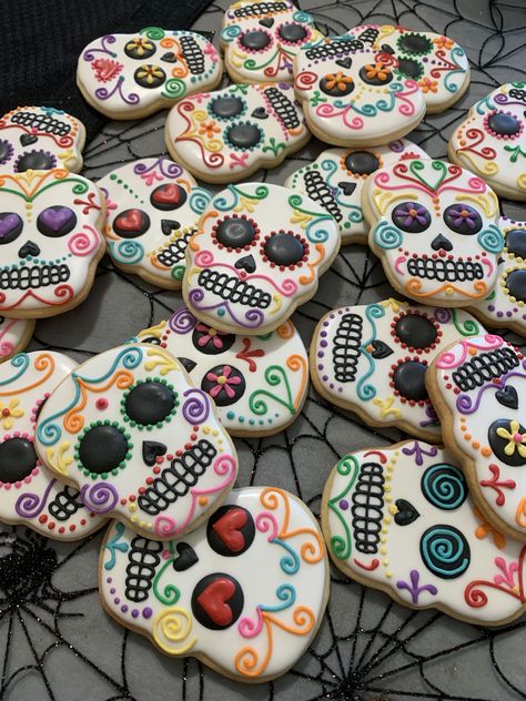 29th Birthday Cakes, Halloween Sugar Cookies Decorated, Den Mrtvých, Postres Halloween, Skull Cookies, Kids Day, Day Of The Dead Party, Halloween Cookies Decorated, Birthday Cakes For Her