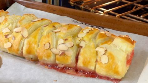 Puff Pastry With Jam, Pastry With Jam, Key Lime Cheesecake Recipe, Cinnamon Streusel Coffee Cake, Kevin Lee Jacobs, Sweet Appetizer, Creamy Chicken Casserole, Cinnamon Roll Bread, Banana Split Cake