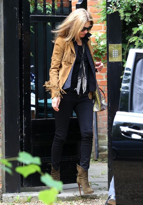 Photo via: Popsugar Experiencing some serious jacket envy over Kate Moss' fringed suede jacket. This jacket could appear too 70's inspired but our favorite supermodel paired it with modern favorites t Fringe Jacket Outfit, Kate Moss Street Style, Moss Fashion, Kate Moss Style, Queen Kate, Walking Down The Street, London Look, Model Street Style, Suede Fringe Jacket