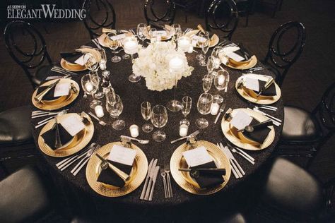 Black Gold Round Table Setting, Black And Gold Dinner Table, Black White And Gold Table Setting, Black And Gold Reception Decor, Black And Gold Dinner Table Setting, Black And Gold Gala, Black And Gold Table Centerpieces, Black And Gold Table Setting, Black And Gold Wedding Reception