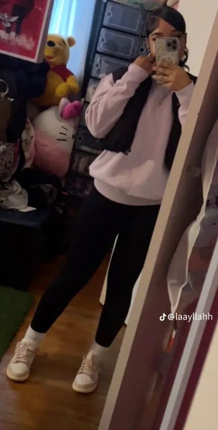 Leggings Streetwear Outfit, Leggings Outfit With Hoodie, Outfit With Grey Leggings, Outfits With Gray Leggings, Baddie Leggings Outfit, Pijama Day At School Outfits, Cute Bummy Outfits For School Lazy Days, Grey Leggings Outfit Black Women, Outfit Ideas Black Leggings