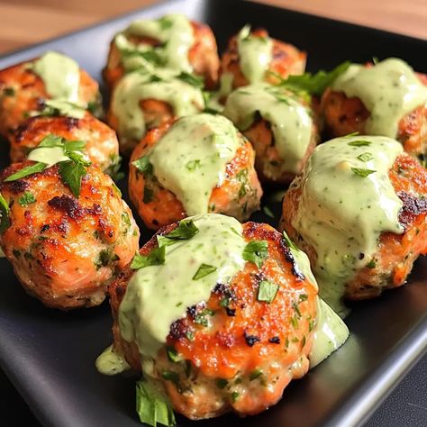 Salmon Meatballs, Creamy Avocado Sauce, Salmon Seasoning, Avocado Sauce, Diet Recipes Easy, Salad Sauce, Baked Salmon Recipes, Lime Sauce, Salmon Dishes