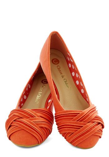 Orange is the new wedding shoe! | Offbeat Bride Orange Flat Shoes, Orange Ballet Flats, Work Closet, Chic Chic, Offbeat Bride, Vintage Flats, Cute Flats, Fresh Summer, Casual Weekend