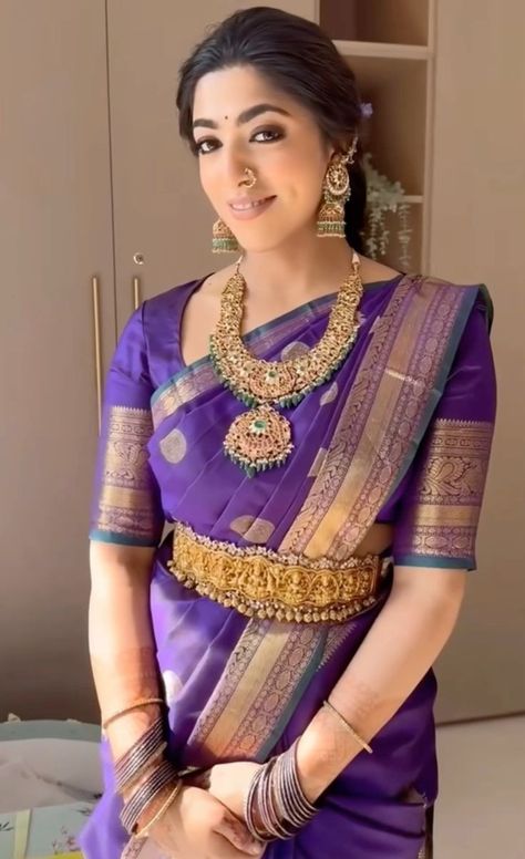 Purple South Indian Saree, Purple Pattu Saree Indian Bridal, Purple Silk Saree Blouse Designs, Kanchi Pattu Blouse Designs, Purple Silk Saree Wedding, Pattu Sari Blouse Designs Latest, Pellikuthuru Sarees, Kundan Gold Jewellery, Haram Designs Gold Latest