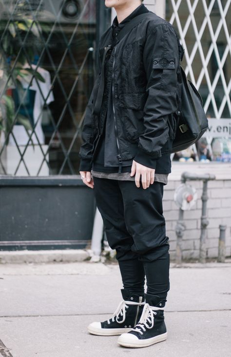 Rick Owens Street Style Men, Rocker Outfit Men, Mens Fashion Styles, Hike Outfit, Techwear Men, Industrial Clothing, Techwear Streetwear, Rocker Outfit, Concert Wear