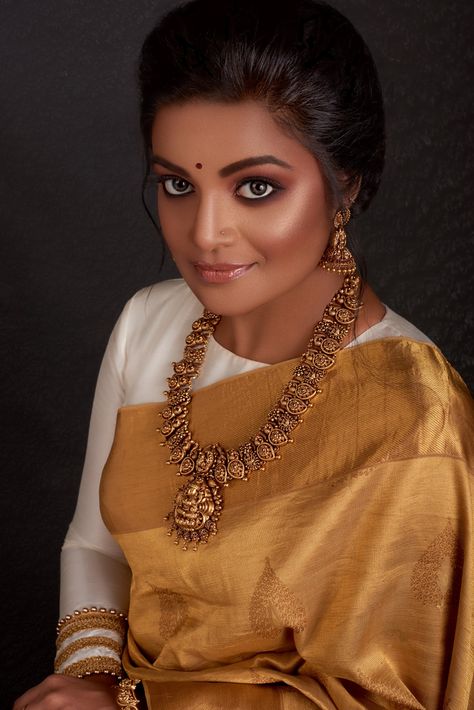 Beautiful dusky indian skin Indian Dusky Skin Makeup, Sarees For Brown Skin, Dusky Indian Women, Saree For Dusky Skin Tone, Indian Bridal Makeup For Dark Skin, Saree For Dark Skin Tone, Dusky Skin Makeup Indian Bride, Dusky Skin Saree Look, Dusky Makeup