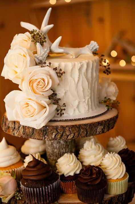 Western Wedding Cakes, Buffet Dessert, Antler Wedding, Country Wedding Cakes, Cake And Cupcakes, Wedding Cake Rustic, Baby Owl, Rustic Wedding Cake, Wedding Cakes With Cupcakes