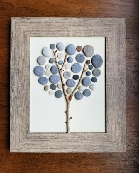 20 Pebble Art Ideas for Beginners - Blitsy Rock Pictures Diy Pebble Art Friends, Pebble Art Christmas, Rock Pictures Diy Pebble Art, Pebble Art Ideas Inspiration, Rock Art Ideas, Rock Projects, Rock Crafts Diy, Stone Artwork, Stone Pictures Pebble Art