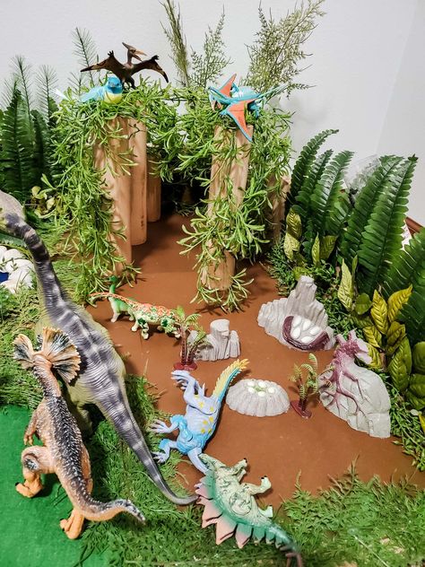 Dinosaur Diorama Ideas For Kids, Dinosaur Landscape Craft, Dinosaur House Diy, Dinosaur Habitat Project, Diy Dinosaur Play Table, Dinosaur World Diy, Dinosaur Habitat Diy, Dinosaur Doll House, Dinosaur Play Table