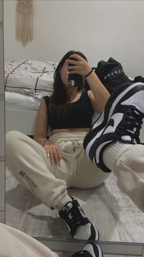 Dunk panda look / outfit High Dunk Panda Outfit, Panda Jordan 1s Outfit, Panda Dunks Women Outfit, Jordan Pandas Outfits, Panda High Dunks Outfit Women, Panda Jordan 1s Low, Black White Dunk Low Outfit, Jordan Panda Outfit Women, Nike Dunks Low Panda Outfit Woman