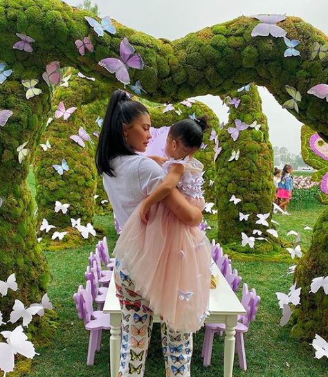 Kylie Jenner throws daughter Stormi a butterfly-themed second birthday party | MamásLatinas Kylie Jenner Party, Maquillaje Kylie Jenner, Kylie Jenner Baby, Look Kylie Jenner, Estilo Kardashian, Looks Kylie Jenner, Trajes Kylie Jenner, Estilo Kylie Jenner, Kyle Jenner