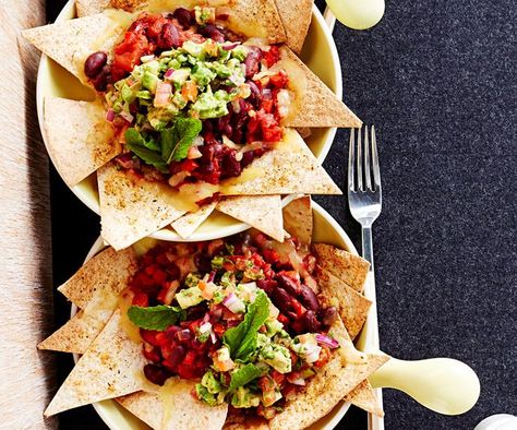 These individual vegetarian nacho bowls are easy to make and everyone gets their fair share. No more fighting over the last corn chip! Best Nacho Recipe, Corn Chip, Beef Lasagne, Vegetarian Nachos, Easy Nachos, Burger And Chips, Lasagne Recipes, Nachos Recipe, Quick And Easy Dinner