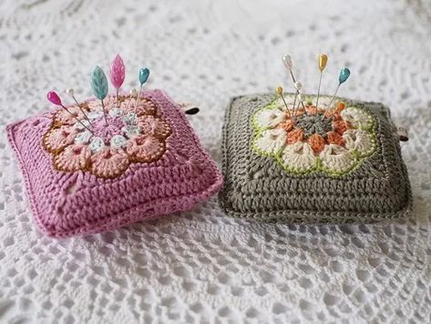 Crochet Pincushion, Crochet African Flowers, Pin Cushions Patterns, Vintage Sewing Notions, Good Weekend, Colour Combos, Vintage Sewing Machines, Crochet Cushions, Crochet Pillow