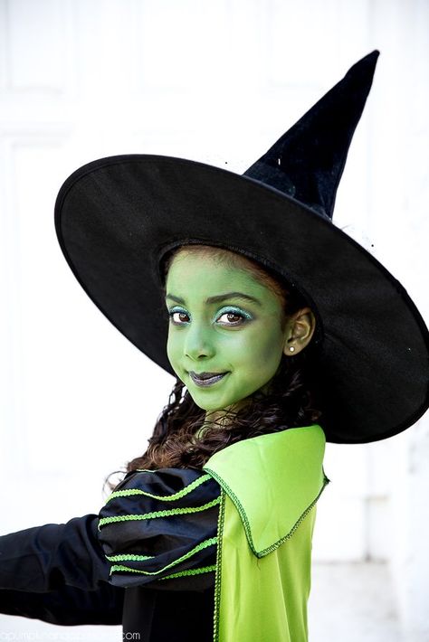 girls dressed as a wicket witch with green face paint Witch Face Paint Kids Easy, Easy Witch Face Paint, Witch Makeup For Kids, Diy Tin Man, Makeup Costume Halloween, Diy Tin Man Costume, Kids Witch Makeup, Pretty Witch Makeup, Witch Face Paint