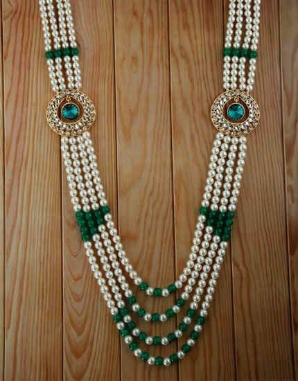 Groom Jewellery, Wedding Mala, Moti Necklace, Peacock Crafts, Churidar Neck, Diy Earrings Easy, Beads Art, Pearl Jewelry Design, Pearl Necklace Designs