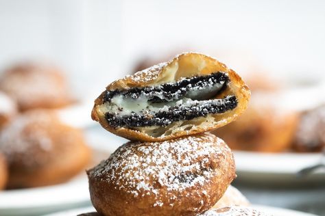 Easy-to-Make Deep Fried Oreos Diy Fried Oreos, Deep Fryer Recipes, Cream Puff Cakes, Deep Fried Oreos, Fried Cheese Curds, Oreo Cookies Dipped, Fried Oreos, State Fair Food, Weekly Meals