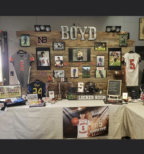 Senior Pictures Display, High School Graduation Picture Display, Graduation Open House Picture Display, K-12 Picture Display Graduation, High School Senior Graduation Party, Senior Graduation Table Display Pallet, Photo Board Graduation Party, Senior Sunday Table Ideas, Graduation Party Ideas Sports