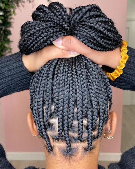 Pencil-Size Black Knotless Braids Upside Down French Braid, Medium Box Braids, Big Box Braids Hairstyles, African Hair Braiding Styles, Long Box Braids, Box Braids Hairstyles For Black Women, Twist Braid Hairstyles, Short Braids, Box Braids Styling