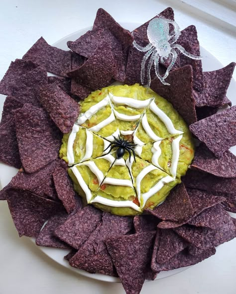 Spiderweb Guacamole - Women of Today Spiderweb Guacamole, Academy Awards Party, Halloween Party Appetizers, Halloween Food Appetizers, Beetlejuice Halloween, Spooky Food, Halloween Party Snacks, Fun Halloween Food, Easy Halloween Food