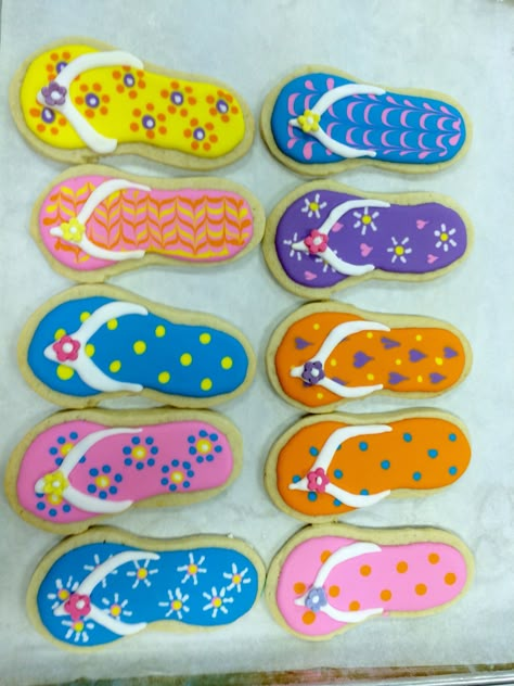 Flip flop cookies  Royal icing. Done for Celebrating Life Cakes St Louis MO @celebratinglifecakes Hawaiian Cookies, Flip Flop Cookie, Summer Sugar Cookies, Chocolate Chip Shortbread, Cookies Summer, Beach Cookies, Tropical Food, Sugar Cookie Royal Icing, Cookies Royal Icing