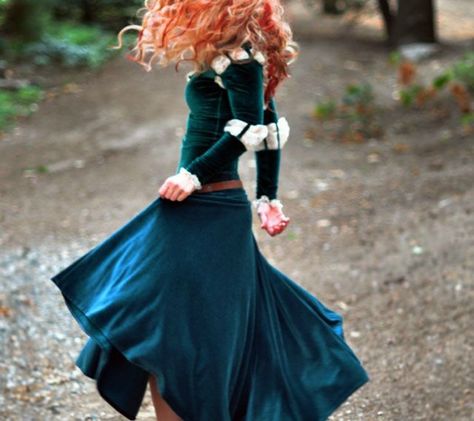 12 DIY Disney Costumes for Halloween via Brit + Co. Diy Merida Costume, Prenses Merida, Brave Costume, Diy Princess Costume, Merida Costume, Disney Princess Halloween Costumes, Disney Princess Halloween, Disney Costumes Diy, Film Frozen