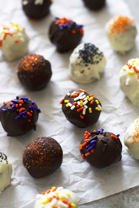 Halloween Brownie Truffles | www.girlversusdough.com @girlversusdough #girlversusdough Feet Loaf Recipe, Spooky Halloween Recipes, Halloween Cheese Ball, Halloween Treat Recipes, Halloween Truffles, Halloween Brownie, Recipes For Kids To Make, Mini Pizza Bites, Cake Batter Fudge