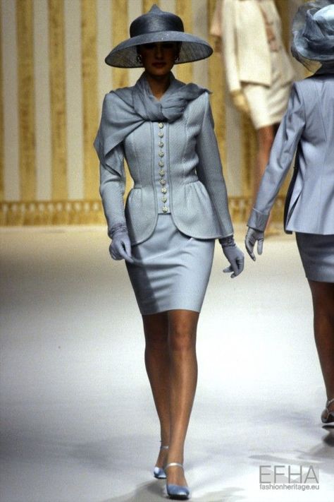 Vintage Chanel Runway, Supermodel Runway, Balmain Haute Couture, Balmain Couture, 1990s Runway, 1980’s Fashion, 90s Runway, Runway Fashion Couture, Mode Chanel