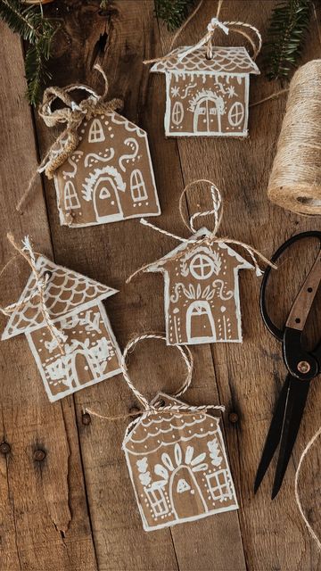 Cardboard Gingerbread House, Advent Crafts, Holiday Art Projects, Gingerbread Ornaments, New Year's Crafts, Christmas Inspo, Paint Paint, Craft Knife, Chalk Markers