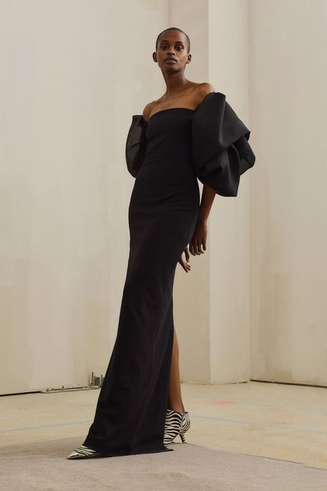 Solace London Pre-Fall 2019 collection, runway looks, beauty, models, and reviews. Structural Fashion, Solace London, Gowns Of Elegance, 2019 Fashion, Mode Inspo, Fashion Show Collection, Long Dresses, Autumn Fashion Women, White Fashion