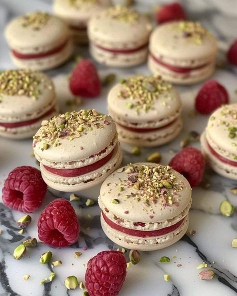 Matcha Macarons, Desserts Faciles, Matcha Recipe, Food Tech, Tea Infuser, Egg Whites, Macaroons, Powdered Sugar, Diy Food