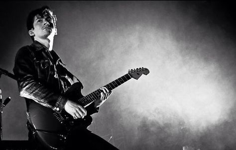 Alex Turner Aesthetic Wallpaper Laptop, Alex Turner With Guitar, Alex Turner Wallpaper Laptop, Arctic Monkeys Wallpaper Laptop, Alex Turner Wallpaper, Arctic Monkeys Wallpaper, Alex Arctic Monkeys, Monkey Wallpaper, Ghost Cookies