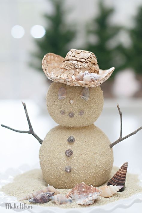 Christmas Florida, Sand Snowman, Xmas Activities, Sea Glass Candles, Beach Trees, Snowman Hats, Christmas Nature, Beach Christmas Decorations, Driftwood Christmas Tree