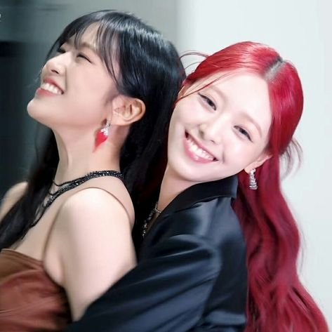 #ive #an #yujin #itzy #shin #yuna #lq #cute #icon #03z #2024 Kpop Interaction, Yuna Lq, Ahn Yujin, Shin Yuna, Cute Icon, Kpop Idols, Kpop Idol, Chicago, Kiss