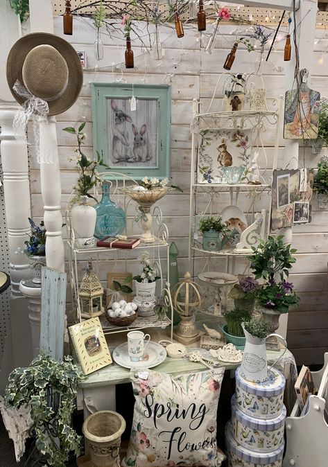 Garden Booth Display Ideas, Spring Vendor Booth Ideas, Outdoor Boutique Display Ideas, Spring Booth Display Ideas, Antique Booth Ideas Staging, Vintage Markets Display, Booth Display Ideas, Booth Display Ideas Diy, Vintage Market Booth