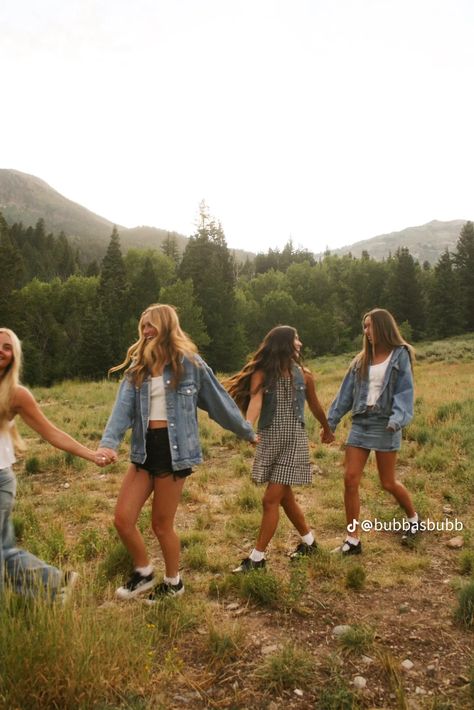 Sorority Photoshoot Ideas, Senior Pictures With Friends, Colorado Photoshoot, Friend Senior Pictures, Homecoming Pics, Sorority Photoshoot, Hoco Poses, Pic Tips, Sorority Poses