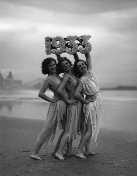 Vintage social new year, somewhere in Southern California, 1933. Momma born Nov. 21, 1933 Southern California Beaches, New Year’s Day, Fotografi Vintage, Three Women, Three Graces, Photos Of Women, Vintage Beach, Vintage Pictures, Nouvel An