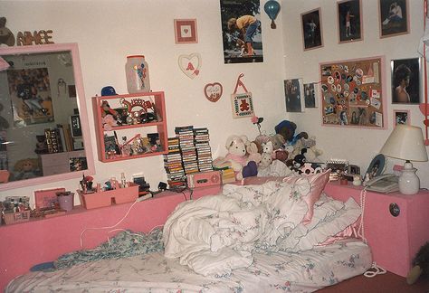 teenage bedroom 90s Bedroom, 80s Room, 80s Bedroom, Teen Girl Bedroom, Room Goals, Teenage Bedroom, Bedroom Goals, Aesthetic Rooms