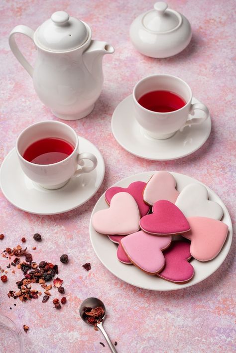 Heart shape cookies with icing with berry tea. Concept: valentine's day tea party, festive table setting in pink. Heart Themed Food, Valentine Food Photography, Valentines Day Tea Party, Heart Shape Cookies, Baking Images, Heart Themed Birthday, Valentines Pics, Valentines Tea, Bakery Photography