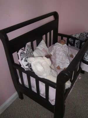 making a toodler bed into a doll crib! I think I see a Christmas gift in Bella's near future. Diy Baby Doll Crib, Baby Doll Crib, Doll Nursery, Baby Doll Nursery, Doll Crib, Crib Toddler Bed, Diy Baby Gifts