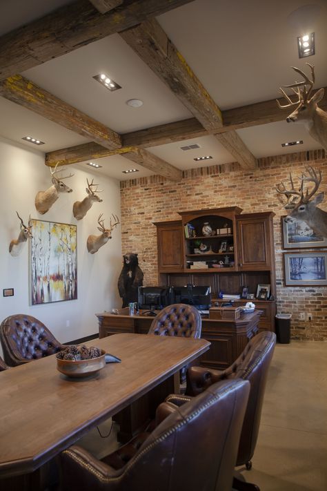 Stable Office, Ranch Style Office, Ranch Office, Farm Office, Rustic Home Office, Western Office Decor Ideas, Western Office Decor, Hunting Room Design, Western Office