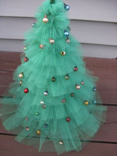 Stcssale 007 Tulle Christmas Trees Diy, Christmas Tree With Tulle, Tulle Tree, Tulle Christmas Trees, Tulle Crafts, Decorate A Christmas Tree, Table Making, Shabby Christmas, Vintage Soul