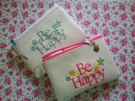 Machine Embroidery Cards, Stitches Flower, Best Embroidery Machine, Ith Machine Embroidery, Embroidered Handbag, Machine Pattern, Machine Embroidery Projects, Fun Patterns, Small Case