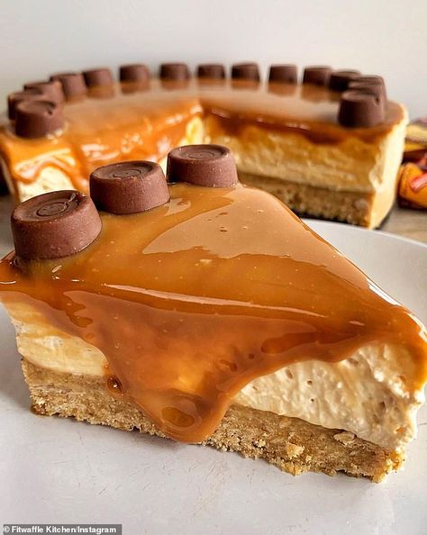 Rolo Cheesecake, Easy Cheesecake Recipes, Digestive Biscuits, Easy Baking Recipes Desserts, Tasty Baking, Baked Dessert Recipes, Fun Baking Recipes, Food Videos Desserts, Cooking Recipes Desserts