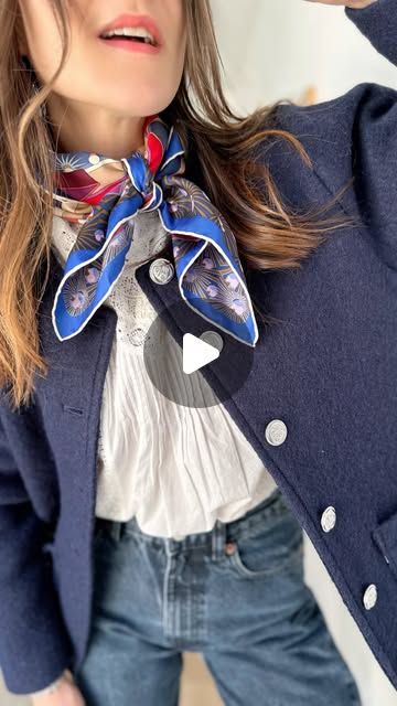 Hermes 90x90 Scarf Outfit, How To Knot A Scarf, Wearing A Silk Scarf, Hermes Scarf How To Wear, Foulard Outfit, Outfit Foulard, Hermes Scarf Outfit, Scarf Knots, Ways To Wear A Scarf